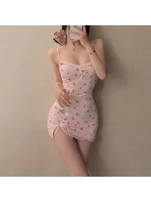 トレンディなピンクのチェリープリントドレス女性のかわいいフィットミニナイトガウンレーストリムディテールスパゲッティストラップサマースタイル新しいファッションホット