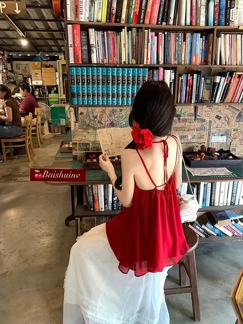 시크한 루즈핏 백리스 여성 쉬폰 탑, 아름다운 여름 휴가 스타일, 홀터넥 디자인, 폴리에스터 섬유, 짧은 기장
